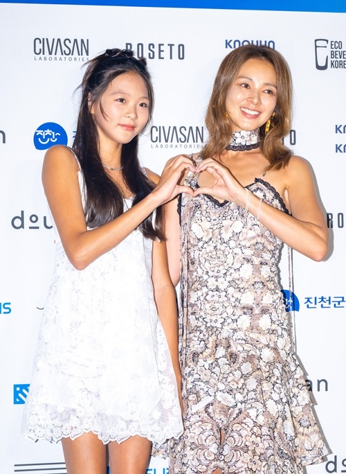 娘サランちゃん(左)とSHIHO