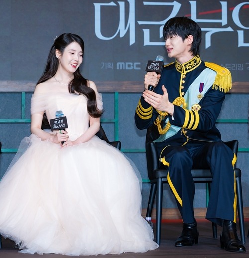 IUとビョン・ウソク