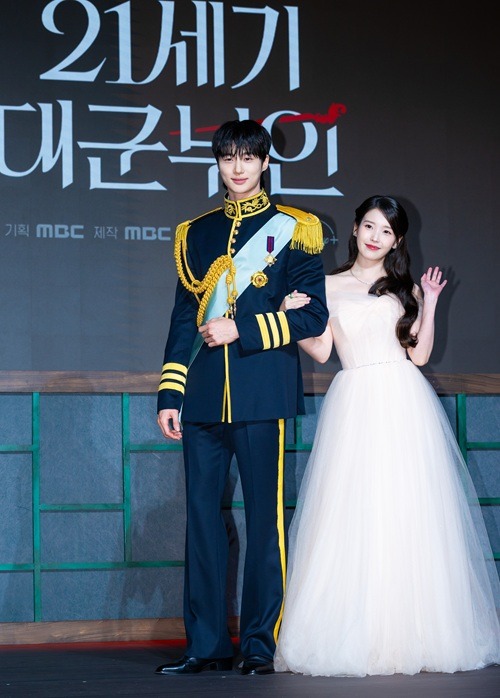 ビョン・ウソク（左）とIU