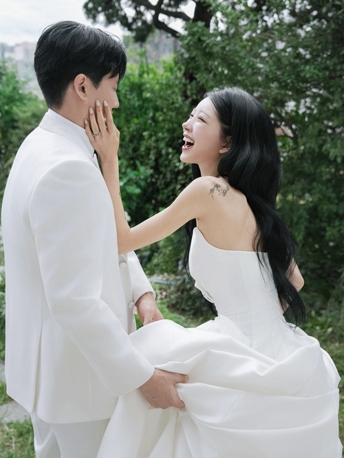 婚約者（左）とチェ・ジュンヒ