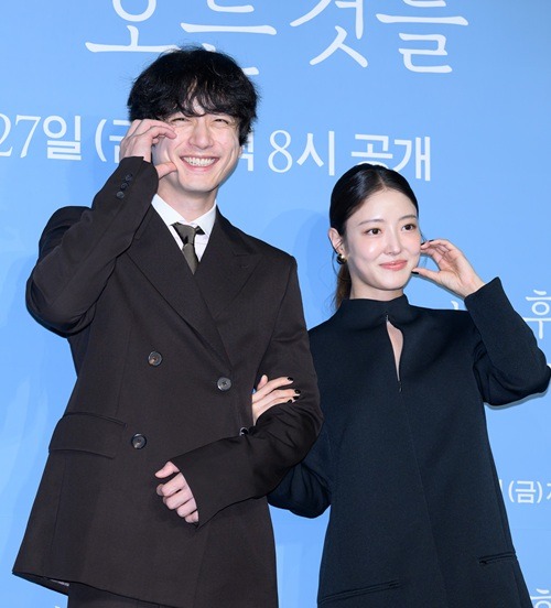 坂口健太郎(左)とイ・セヨン