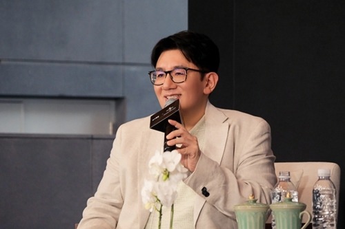 パン・シヒョク議長