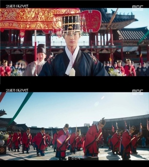 イアン大君の冠(上)と臣下が「千歳」と叫ぶシーン(下)