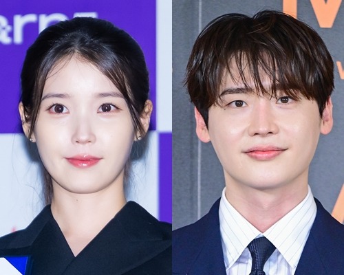 IU（左）とイ・ジョンソク
