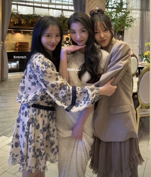 左からソジョン 、 ジュニ 、 アシュリー