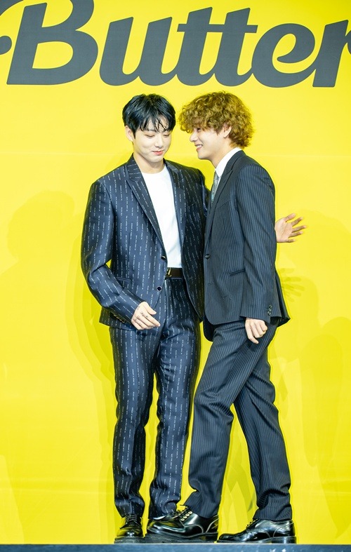 JUNG KOOKとV