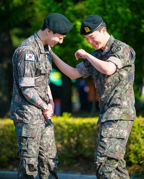 除隊したJUNG KOOK(左)とJIMIN