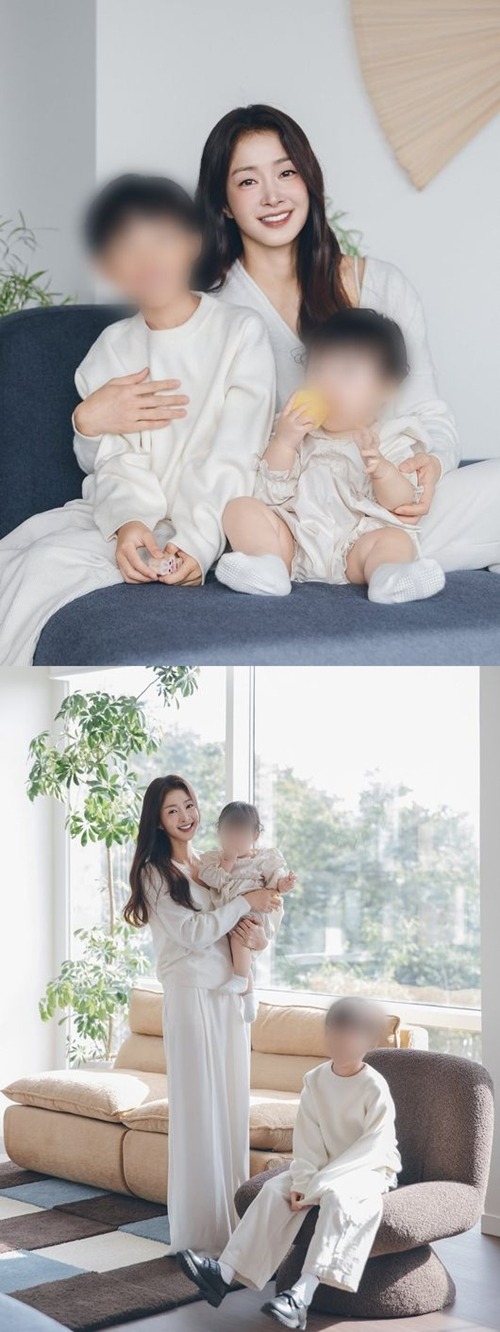 娘と息子と写真を撮るイ・シヨン