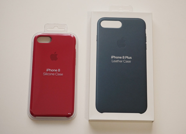 アップル純正のiPhone 8用シリコンケース（左）とレザーケース（右）を試した