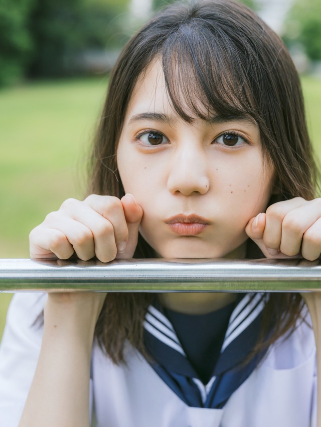 日向坂46・小坂菜緒1st写真集『タイトル未定』（出版社：集英社／撮影：藤原宏）