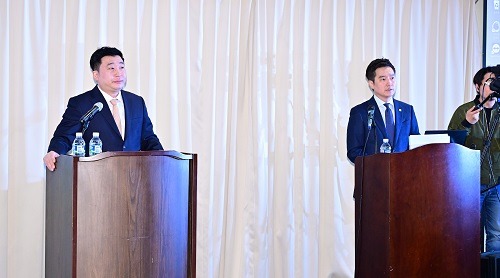 プ・ジソク弁護士(左)とキム・セウィ代表