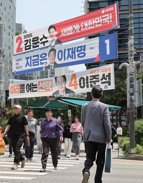 大統領選候補者たちの横断幕。それぞれ番号やカラーがある