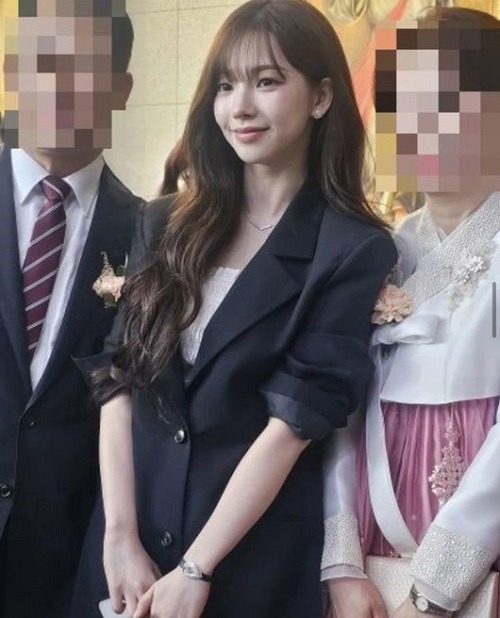 姉の結婚式に出席したカリナ