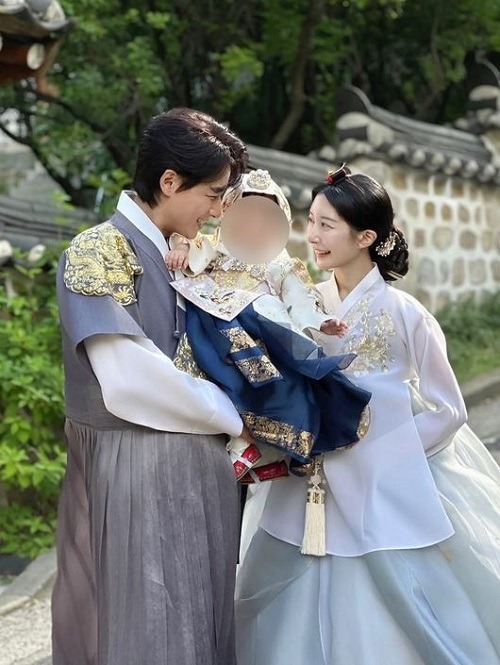 イ・ジフン(左)と娘、アヤネさん
