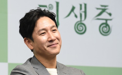 イ・ソンギュンさん