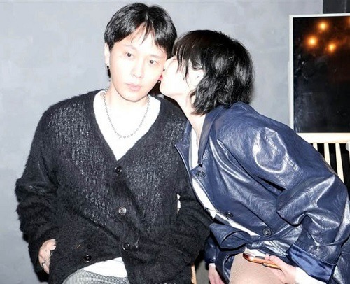 ヨン・ジュンヒョン（左）とヒョナ