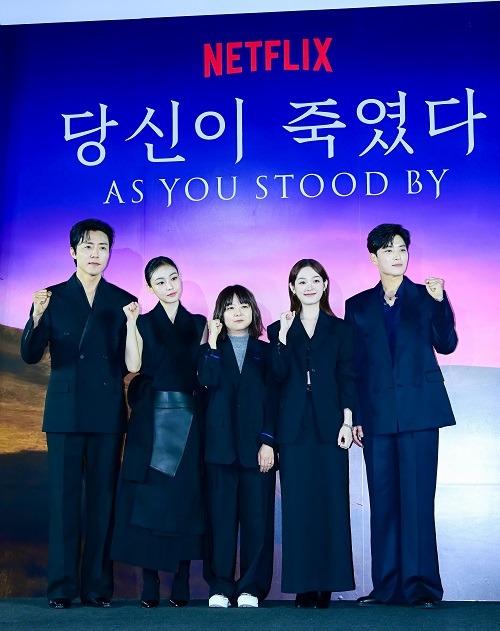 左からイ・ムセン、チョン・ソニ、イ・ジョンリム監督、イ・ユミ、チャン・スンジョ