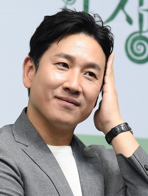 イ・ソンギュンさん