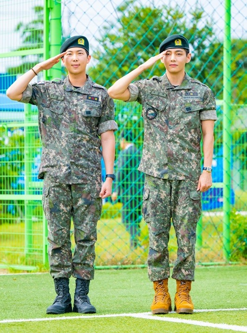 6月10日、除隊したRM（左）とV