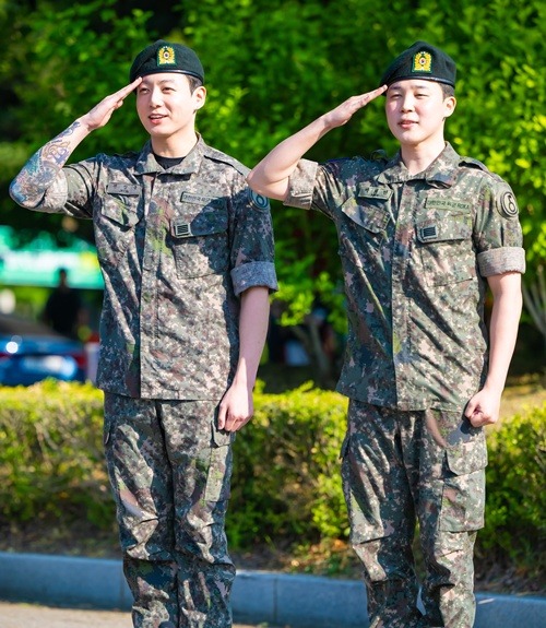 6月11日、除隊したJUNG KOOK（左）とJIMIN