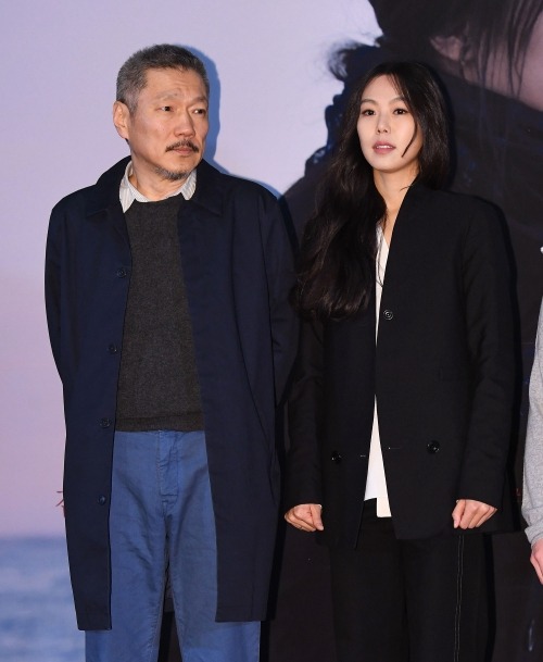 ホン・サンス監督（左）とキム・ミニ