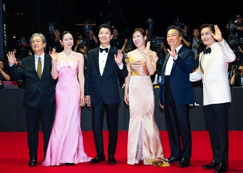 パク・チャヌク監督(左)と『しあわせな選択』出演俳優たち