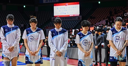 キム・ヨンヒさんを追悼する選手たち