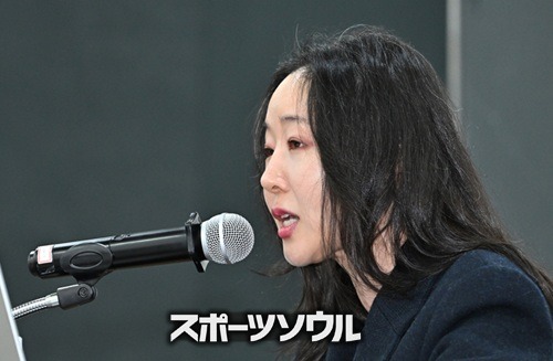 2月25日、記者会見で発言するミン・ヒジン代表