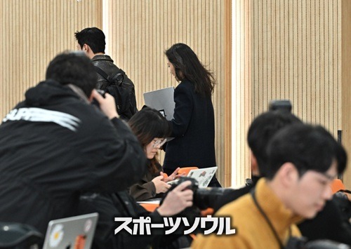 会場を後にするミン・ヒジン代表