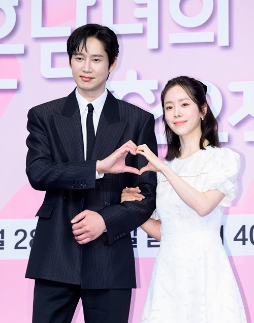 パク・ソンフン（左）とハン・ジミン