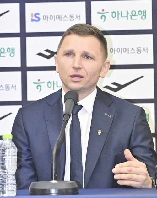 ニコライス・マズルス監督