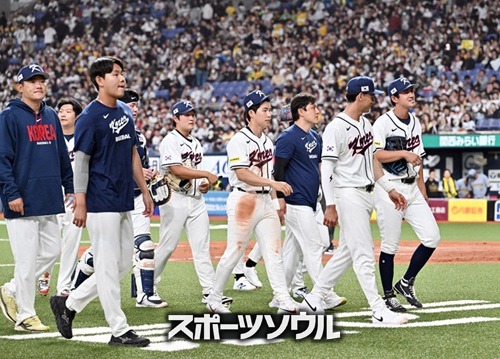 試合を終え、引き上げる韓国代表