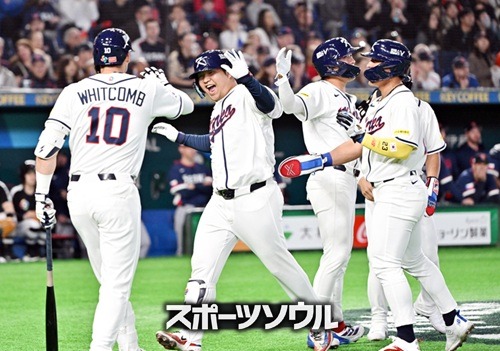 チームメイトから祝福を受けるムン・ボギョン