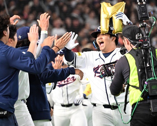 「M」を掲げるムン・ボギョン