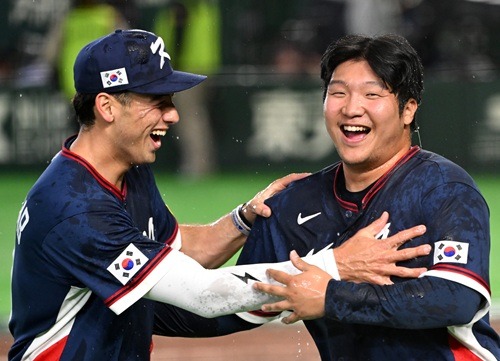 ウィットコム（左）とムン・ボギョン