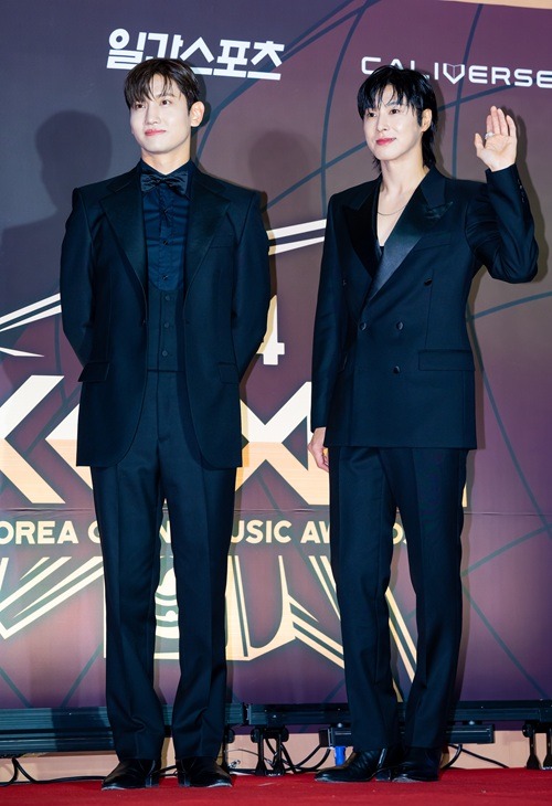 東方神起のチャンミン（左）とユンホ