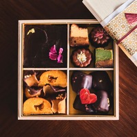 バレンタイン本命。今年選ぶなら、＆ OIMO TOKYOの蜜芋×チョコ。『蜜芋尽くしのスイーツお重箱』と『meiji THE Cacao コラボ3種セット』