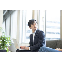 若手に身につけてほしい姿勢、「主体性・積極性」が7割でトップ　大企業で「チーム成果」、中小企業で「責任感」目立つ　一方で、「リーダーシップ」関連は低水準に