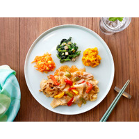 数種類のスパイスをブレンドした特製オイルと一味唐辛子で仕上げた「ピリ辛トマトソースの豚バラグリル」が6月26日（金）に新登場