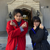 『ウチ彼』浜辺美波&岡田健史の“きゅんです”ポーズに反響 画像